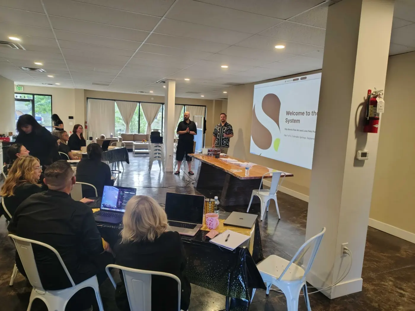 Sales Surge traint het team van Vita Brevis Fine Art op locatie in Colorado Springs